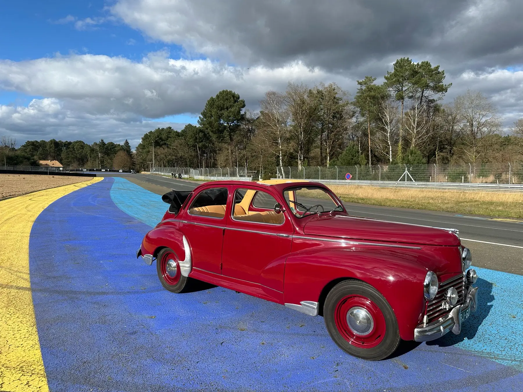 Peugeot 203 rouge sur le circuit du Mans