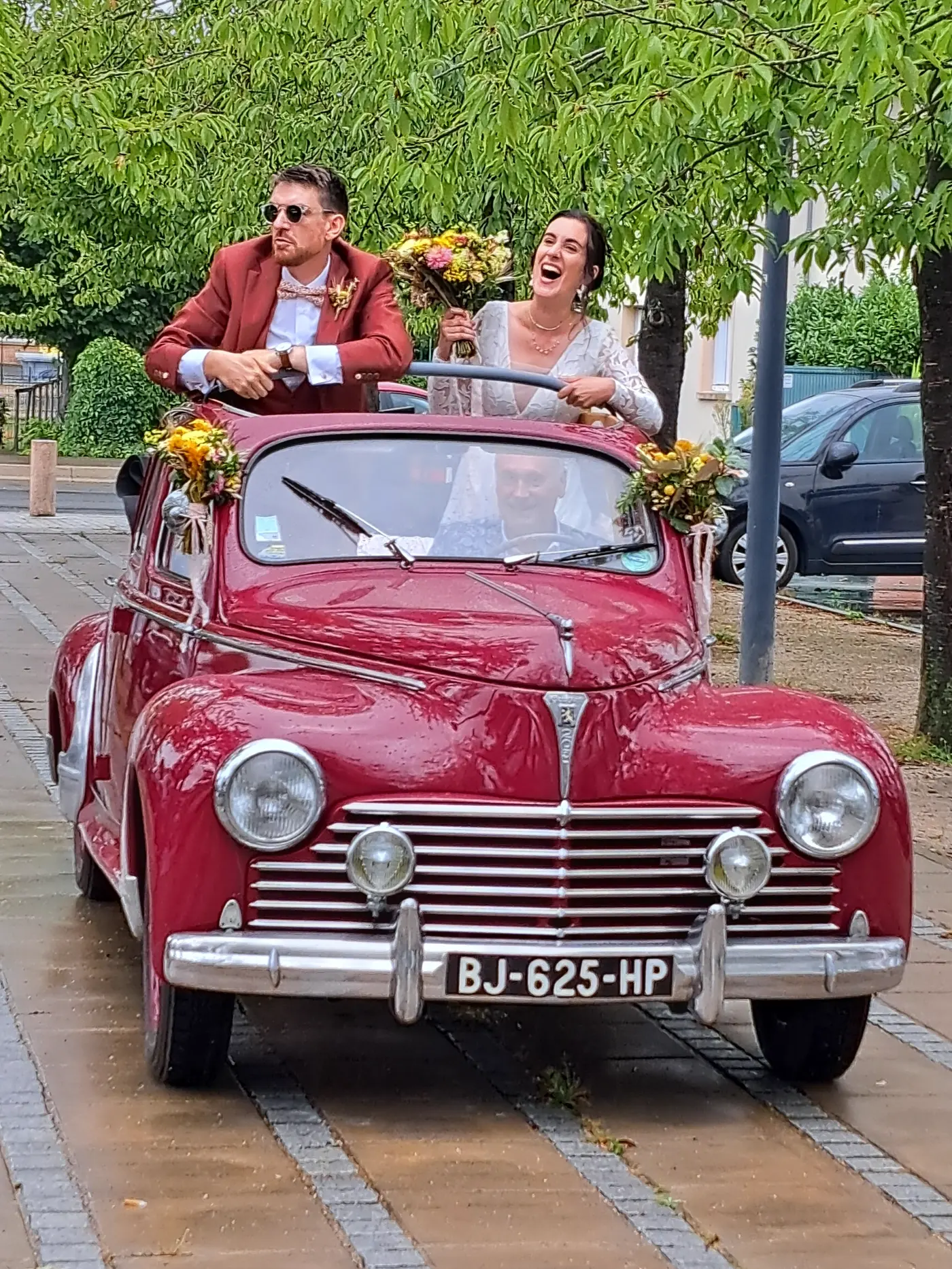 Mariés à bord de la Peugeot 203