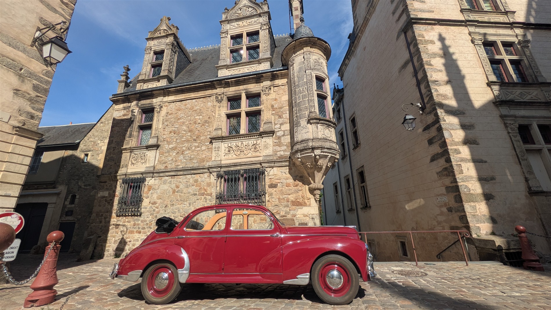 Peugeot 203 découvrable dans le Vieux Mans