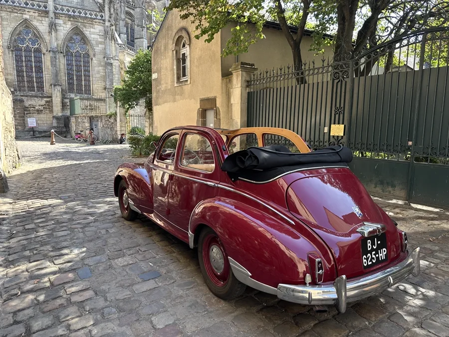 Peugeot 203 dans le Vieux Mans