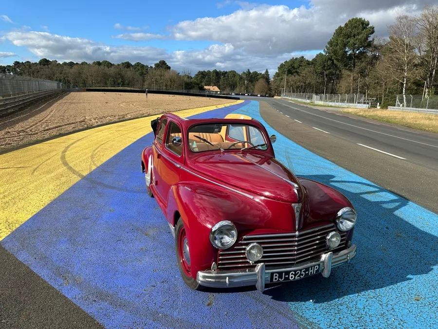 Peugeot 203 sur le circuit du Mans